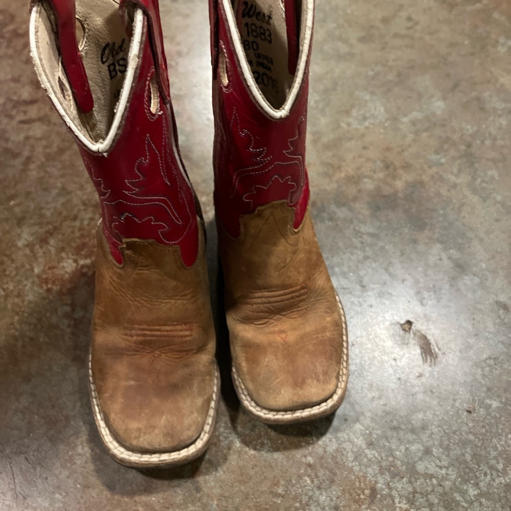Toddler boy size 9 old west boots. Has some wear and tear. In ok condition